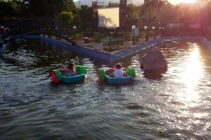 Estate 2019 Parco Giochi Con Piscina Barchette Per Bambini