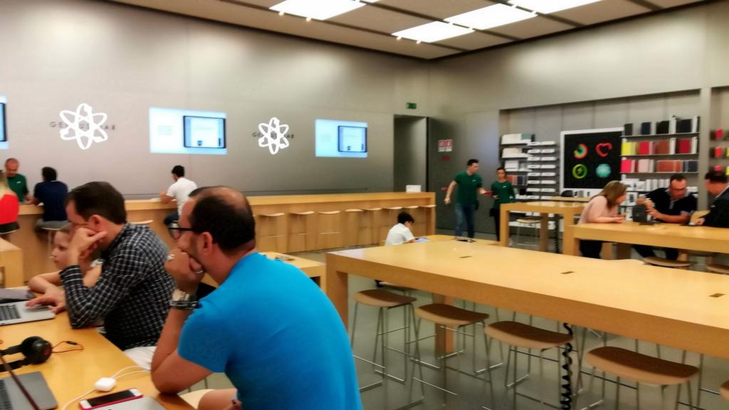 Eventi Apple Store Catania sessione Today at Apple e dietro Genius Bar